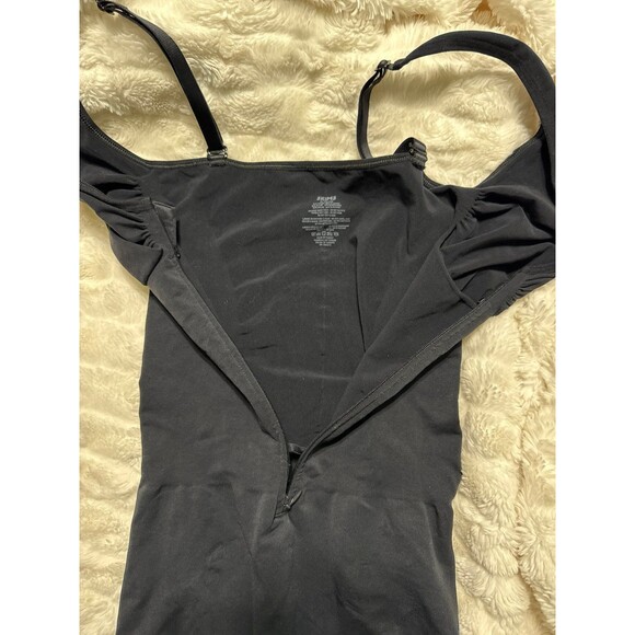 SEAMLESS SCULPT ZIP FRONT Scoop Neck mid thigh bodysuit - Picture 8 of 9